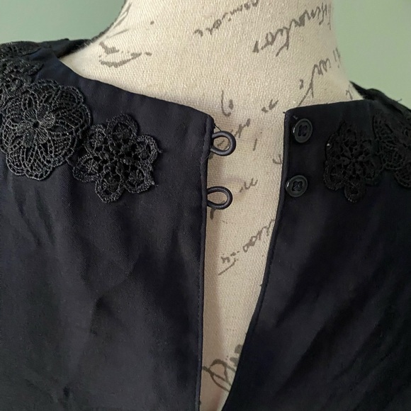 Women’s Banana Republic Navy Tank Top with Black Lace Floral Detail Size Small - Picture 4 of 8